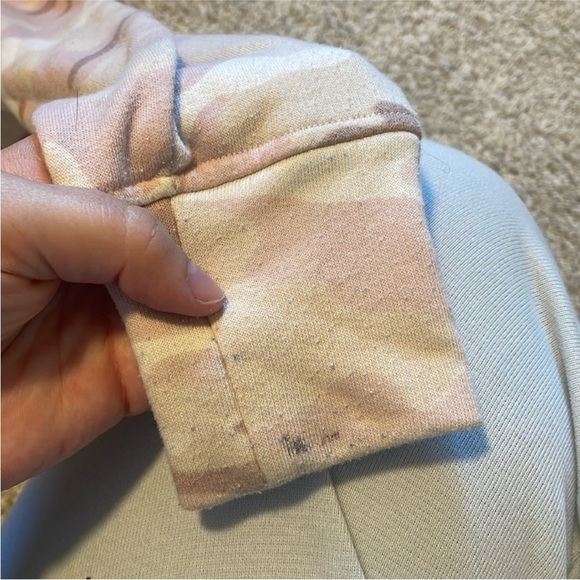 Lou & Grey Size XS Pink Camouflage Crewneck Sweatshirt. - Picture 5 of 6